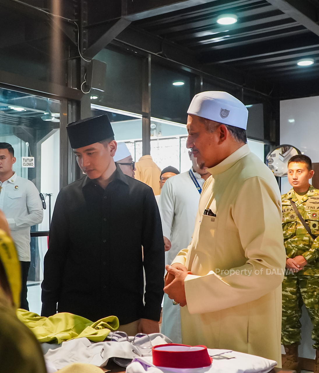 Ada Mal di Dalam Pesantren! Begini Momen Wapres Gibran Susuri Dalwa Mall Bareng Pengasuh Pondok
